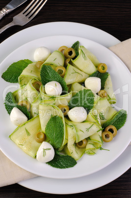 Zucchini salad with mozzarella