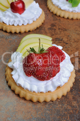 Tartlets with cream and berries