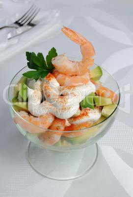 Shrimp with avocado yogurt and red pepper