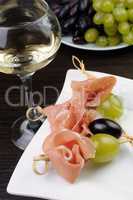 Hamon with grapes on a skewer