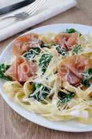 Pasta with spinach and ham