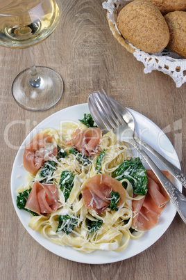 Pasta with spinach and ham