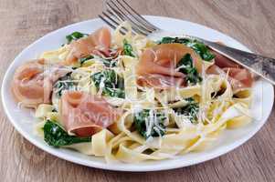 Pasta with spinach and ham