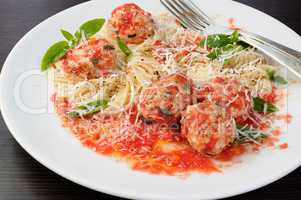 Pasta in tomato gravy with meatballs