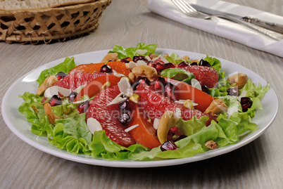 Salad of lettuce with fruits and nuts
