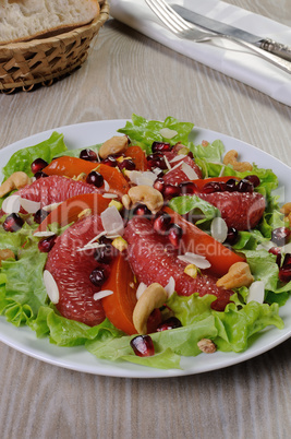 Salad of lettuce with fruits and nuts