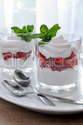 Strawberry parfait with cream