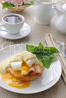 eggs (poached) with ham on a bun sauce