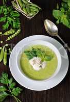 Cream of green peas with mint