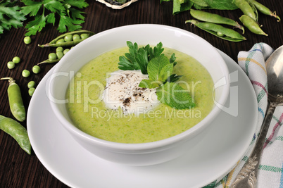 Cream of green peas with mint