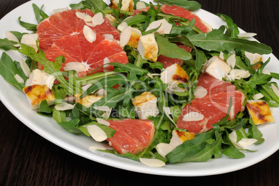 Arugula salad with chicken, grapefruit and almonds
