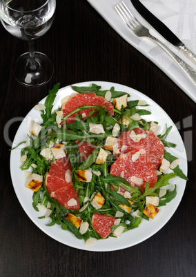 Arugula salad with chicken, grapefruit and almonds