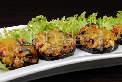 Warm appetizer of eggplant under cheese