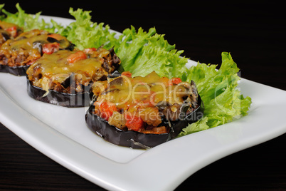 Warm appetizer of eggplant under cheese