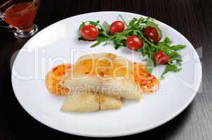 Flounder fillets in sauce with arugula and cherry tomatoes