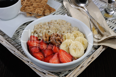 Oatmeal with strawberries and banana