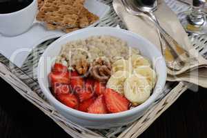 Oatmeal with strawberries and banana