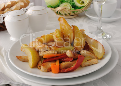 Salad of chicken and caramelized pears