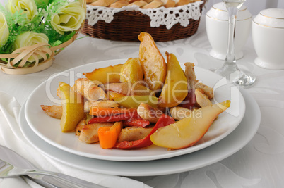 Salad of chicken and caramelized pears