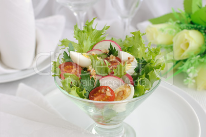 Salad of summer vegetables with quail eggs