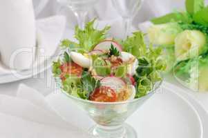 Salad of summer vegetables with quail eggs