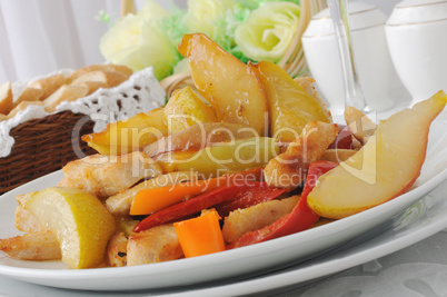 Salad of chicken and caramelized pears