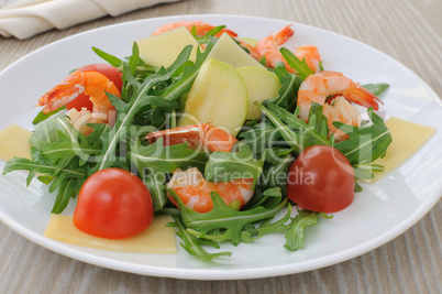 Spicy salad of arugula with cherry tomatoes and shrimp