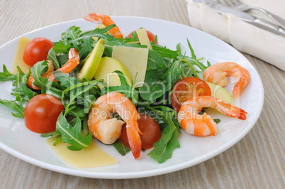 Spicy salad of arugula with cherry tomatoes and shrimp