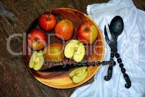 Äpfel auf Holzteller mit Eisen - Besteck