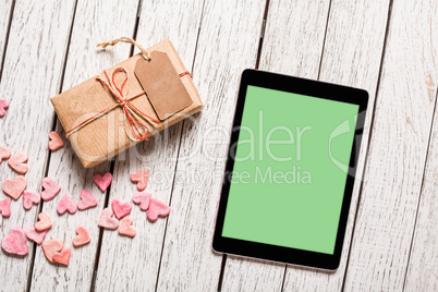 Mockup of tablet pc with gift box