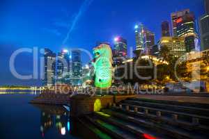 Overview of the marina bay with the Merlion in Singapore