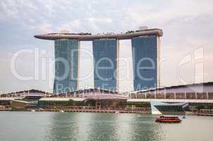 Overview of the marina bay with the Marina Bay Sands in Singapor