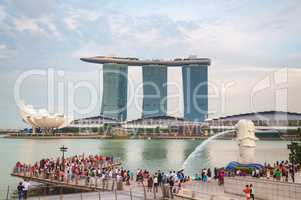 Overview of the marina bay with the Merlion and Marina Bay Sands