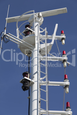 Radarmast auf dem Peildeck eines Frachtschiffes