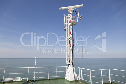 Radarmast auf dem Peildeck eines Frachtschiffes