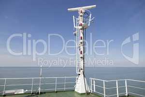 Radarmast auf dem Peildeck eines Frachtschiffes