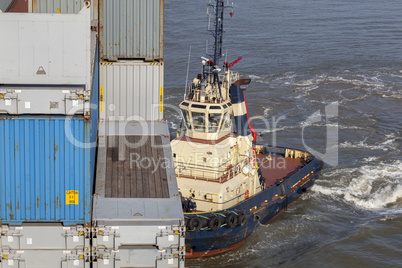Hafenschlepper und Containerschiff