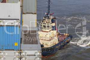 Hafenschlepper und Containerschiff