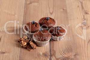 Muffins mit Heidelbeeren verziert