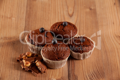 Muffins mit Heidelbeeren verziert