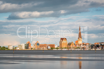 Blick über die Warnow auf Rostock