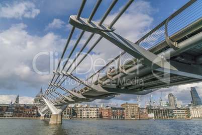 Millennium Bridge Pedestrian Bridge over River Thames LONDON, EN