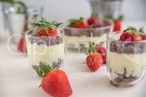 Vanillepudding mit Schokokeksen und Erdbeeren