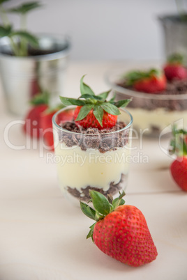 Vanillepudding mit Schokokeksen und Erdbeeren