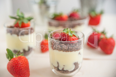 Vanillepudding mit Schokokeksen und Erdbeeren