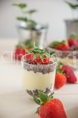 Vanillepudding mit Schokokeksen und Erdbeeren