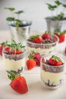 Vanillepudding mit Schokokeksen und Erdbeeren