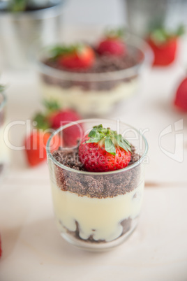 Vanillepudding mit Schokokeksen und Erdbeeren