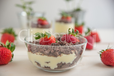 Vanillepudding mit Schokokeksen und Erdbeeren