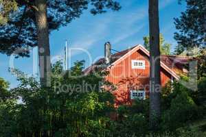 Rotes Holzhaus an der schwedischen Küste